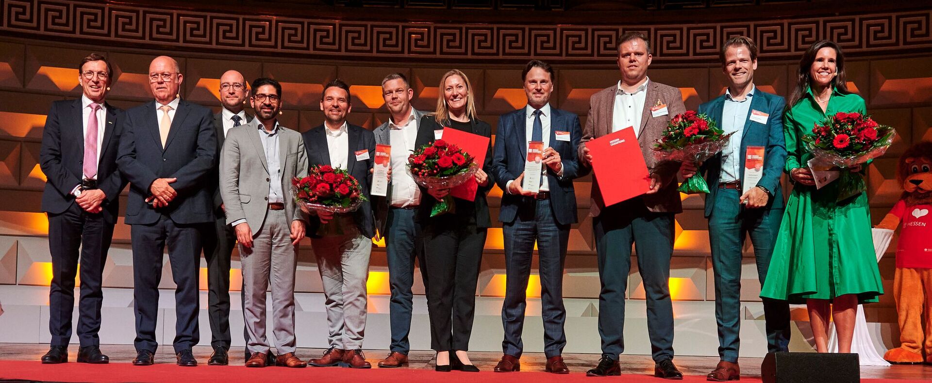 VhU-Präsident Wolf Matthias Mang, HDE-Präsident Dr. Alexander von Preen, Dr. Steffen Huth (MBG Hessen), Wirtschaftsminister Kaweh Mansoori und Moderatorin Corinna Egerer mit den "Hessen-Champions 2024": Engelhard, T.O.M. und Tradias.