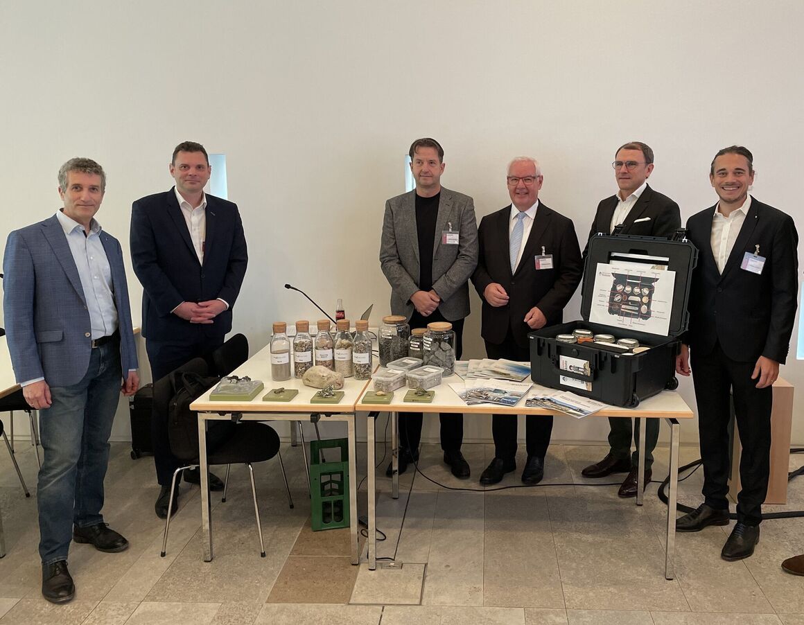 Zur Landespressekonferenz präsentierten (v.l.n.r.): Mark Harthun, Philipp Rosenberg, Ralph Lang, Thomas Reimann, Christoph Hagemeier und Stephan Schmidt auch Anschauungsmaterial von mineralischen Rohstoffen und bedrohten Amphibien.