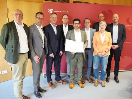 Foto: © Hessisches Ministerium für Wirtschaft, Energie, Verkehr, Wohnen und ländlichen Raum  - Teilnehmer bei der Vorstellung des Industriepakets Hessen