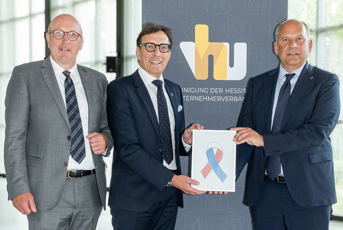 Übergabe der Schutzschleife mit Dirk Pollert, Wolf Matthias Mang und Innenminister Roman Poseck (v.l.n.r.)