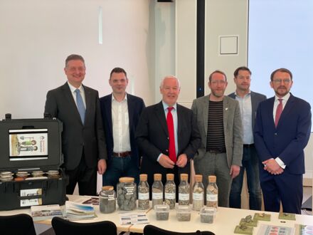 Zur Pressekonferenz im Hessischen Landtag stellten sich (v. l. n. r): Dr. Matthias Schlotmann, Philipp Rosenberg, Thomas Reimann, Maik Sommerhage, Ralph Lang und Christoph Hagemeier den Fragen der Medienvertreter.
