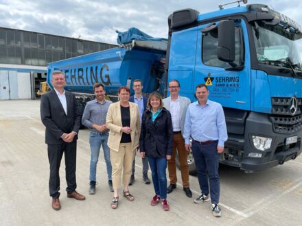 Bildunterschrift: Zum Gespräch über die hessische Rohstoffpolitik trafen sich in Langen bei der Sehring AG (v.l.n.r): Dr. Matthias Schlotmann (BKRI), Alexander Groß (vero), Kerstin Geis MdL (SPD), Kai Wächter, Elke Barth MdL (SPD), Stefan Sehring und Phil